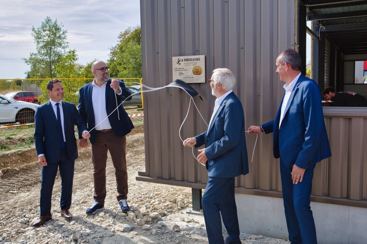 Jérome Durain, président de région, René Loquet, François Rebsamen, président de Dijon Métropole et Frédéric Goulier, maire de Saint-Apollinaire, ont dévoilé la plaque du lancement de la nouvelle usine, ce 24 septembre 2026. © Arnaud Morel