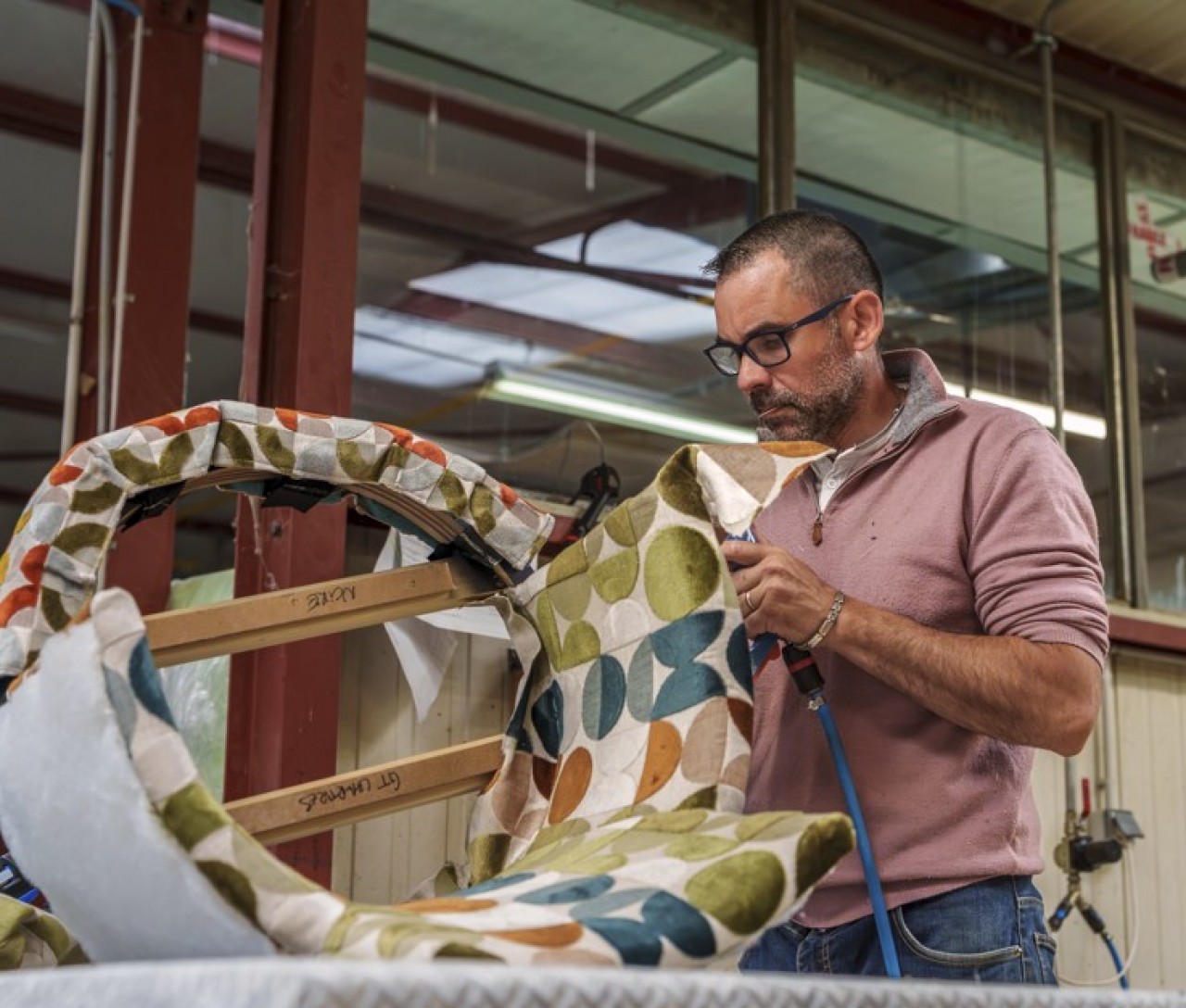 Le savoir-faire de Collections Paget à Bantanges (Saône-et-Loire) combine le travail du bois et celui de la tapisserie qui s'applique au support.