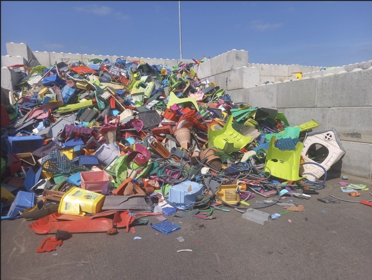Le site Van Werven Recycling Plastics France à Talange (Metz) réceptionne des déchets variés qui sont triés notamment en fonction de leur couleur. © Mathieu Noyer