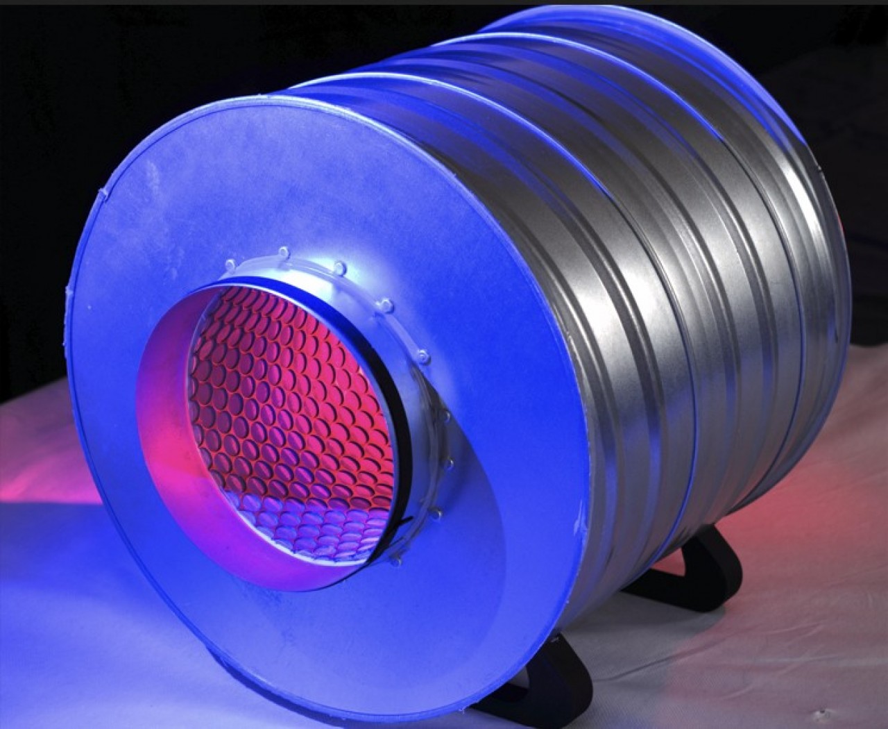 Le produit innovant Silent Flow de Vibiscus à Besançon (Doubs) se présente sous la forme d'un cône métallique dont le diamètre s'adapte à l'appareil de traitement d'air dont il doit réduire les émissions sonores. © Vibiscus