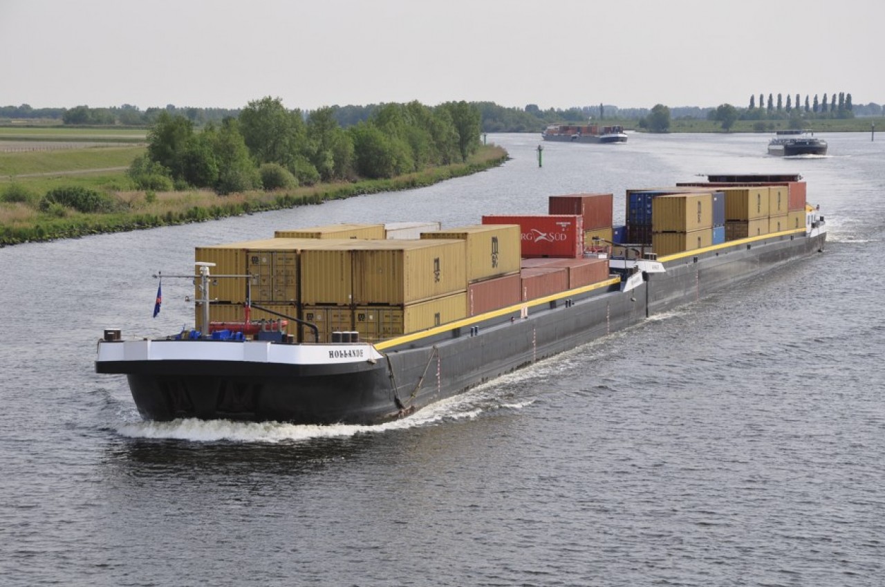 Une image habituelle qui s'est estompée depuis fin juillet : la navigation de barges de marchandises sur un fleuve Rhin bien rempli d'eau. © Leo Schuitemaker