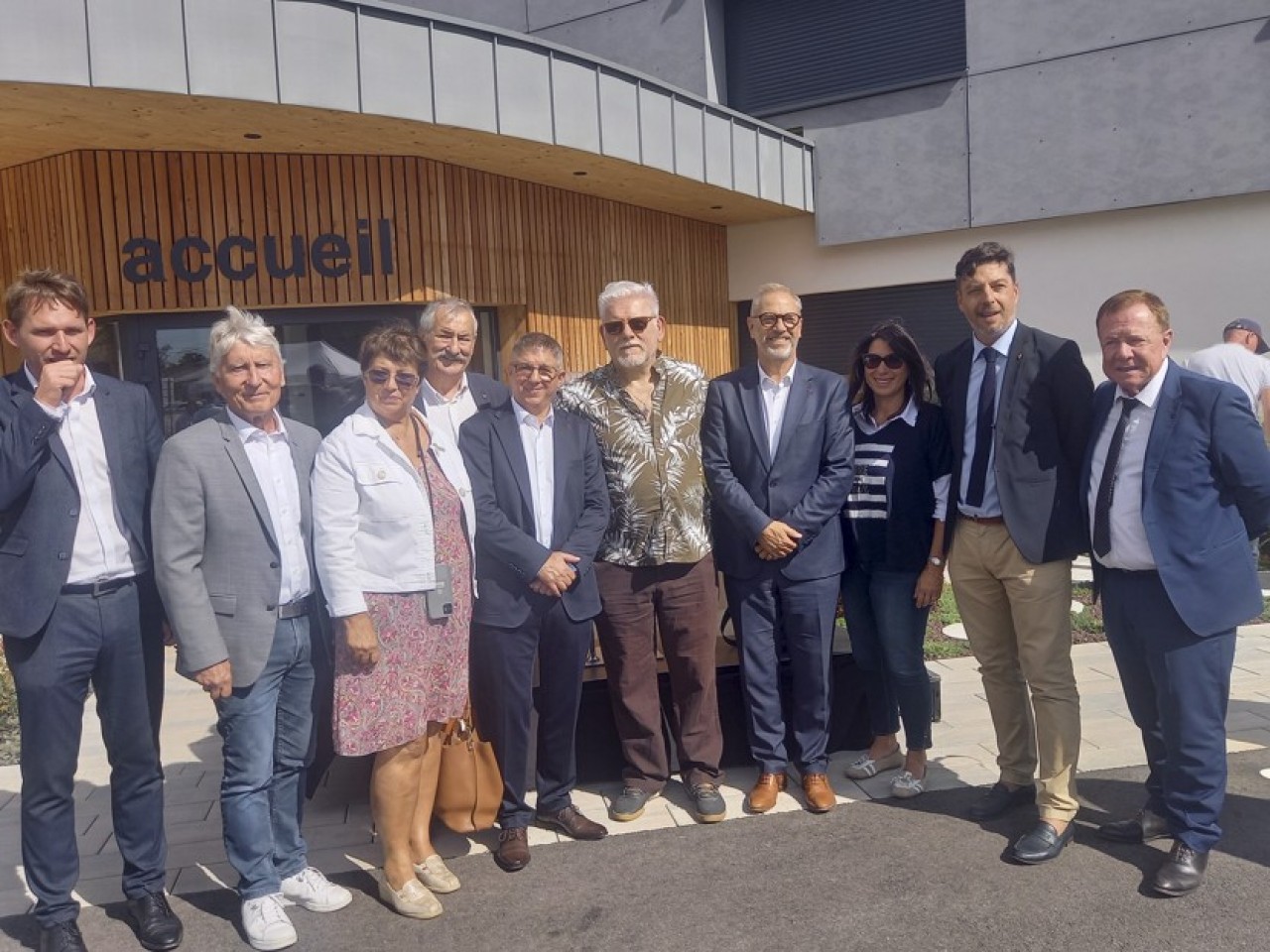 Les locaux de Starter remis à neuf à Feldkirch (Haut-Rhin) ont été inaugurés le 18 septembre par Joseph Spataro le dirigeant(5ème à partir de la gauche) et les élus et responsables économiques invités. © Mathieu Noyer