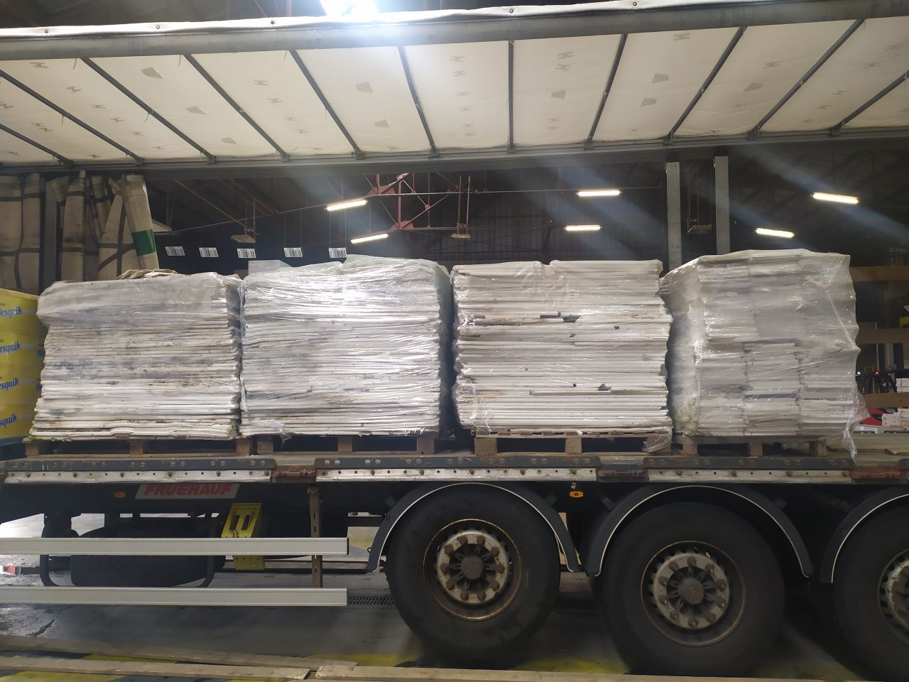 KNAUF CEILING SOLUTIONS PONTARLIER_ARRIVEE CAMION DECHETS CHANTIER POUR RECYCLAGE