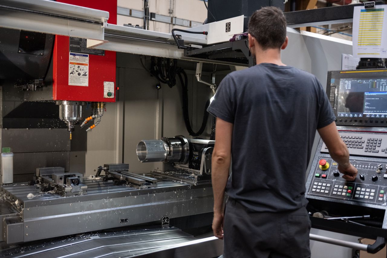 BPM nouvelle machine salari&eacute;. Un salarie sur une toute nouvelle tour &agrave; commande num&eacute;rique 5 axes, soutenue financi&egrave;rement par la R&eacute;gion&copy;Sabrina-Dolidze5