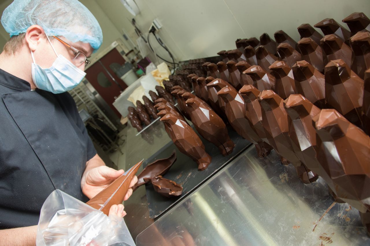 IMG_9216.Moulage des chocolats par Simon Cornu le chocolatier de la Biscuiterie de Bourgogne_1