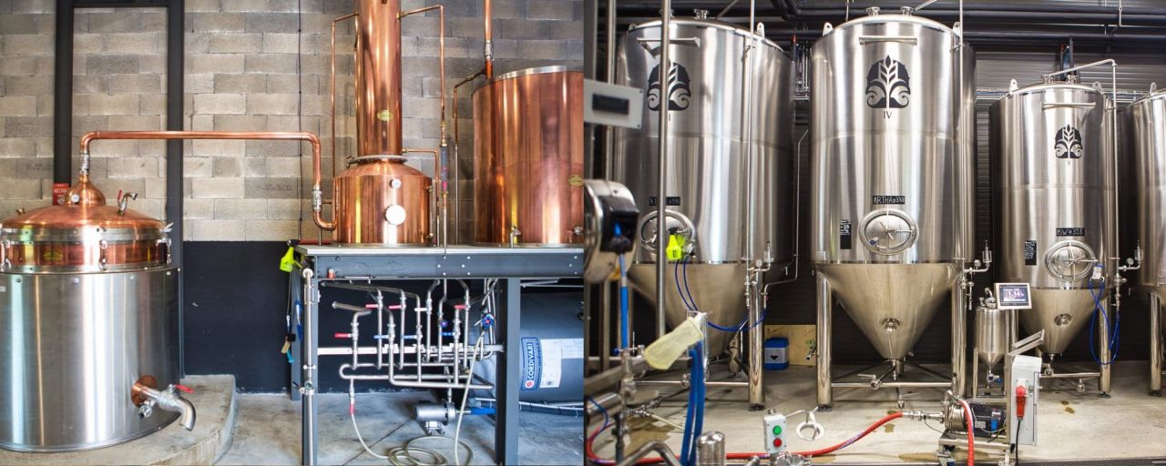 L'alambic à colonne pour distiller le whisky et les cuves inox pour élaborer les bières