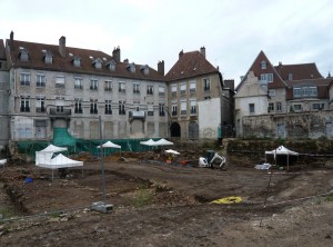 Au total, plus de 20 000 m3 de terre auront été excavés pour repérer les traces d'une occupation romaine, notamment des hypocaustes (système de chauffage par le sol) et les fondations d'un habitat du Moyen-Age.