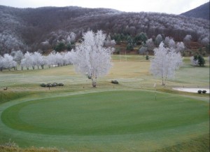 De bouche à oreille, les golfs utilisent cet amendement naturel, ici le golf de Falgos, à la frontière espagnole, sous son manteau d'hiver.