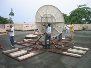 Installation d'une parabole au Gabon.