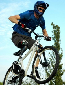 Et même de très haut niveau. Sur cette photo : Stephan Büchler, amputé fémoral depuis l'âge de 17 ans, devenu l'un des meilleurs champions mondiaux de Mountain Bike.