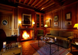 Le salon de lecture du Relais Bernard Loiseau de plus en plus fréquenté par une clientèle étrangère, mais aussi locale.