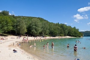 La plage du domaine de Surchauffant en bordure du lac de Vouglans.