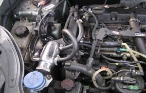 Une cartouche inox est incorporée dans le réservoir. Elle contient un aimant qui écarte les molécules de carbone et d’hydrogène, ce qui augmente la surface de contact avec l’oxygène dans la chambre de combustion.