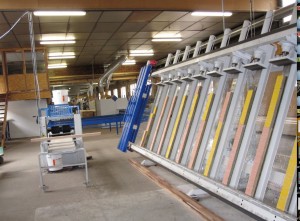 «Nous travaillons les profils en bois comme les industriels de l'aluminium, en évitant le maximum de perte de matière», indique Claude Mounié.