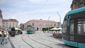 En dehors des fils d'alimentation électrique, peu changement sur la place de la Révolution (Image de synthèse : Kaupunki - Reichen et Robert & Associés - Eric Rhinn, Avant-Première Design)