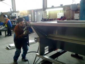 Selon les spécifications du bureau d’études qui assure la conception en interne, l'entreprise transforme des plaques de tôle en inox, matériau choisi car résistant à la corrosion, donc insensible au contact du sel.