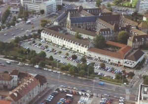 Vue aérienne de l'ancien hôpital, voué fin 2013 à être cédé pour une quinzaine de millions d'€, vraisemblablement au Grand Dijon ou à une de ses sociétés publiques d'aménagement.
