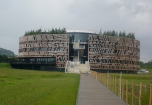 Le futur musée, sur l'oppidum, aura la même forme que le centre d'interprétation (Architecte : Bernard Tchumi).