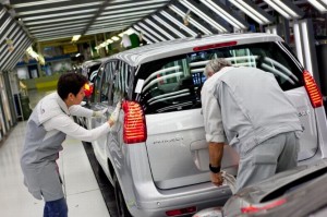 Contrôle qualité du modèle 5008, fabriqué chez PSA Sochaux.