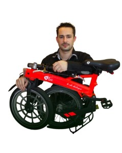 Augustin Charlot et sa création : un vélo pliable à assistance électrique.