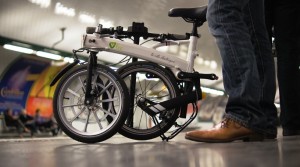 Le vélo replié est long de 76 cm, large de 16 cm, haut de 60 cm et ne pèse que neuf kg.