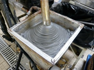 Fabrication de l'émulsion explosive qui sera ensuite encartouchée.