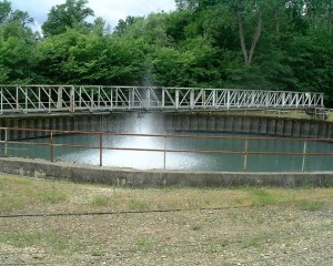 Chaque lot d'explosifs est testé sur une espace dédié, soit à l'air libre, soit comme ici en piscine de tir.