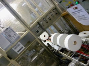 Mise au format des produits par une redoutable scie circulaire.